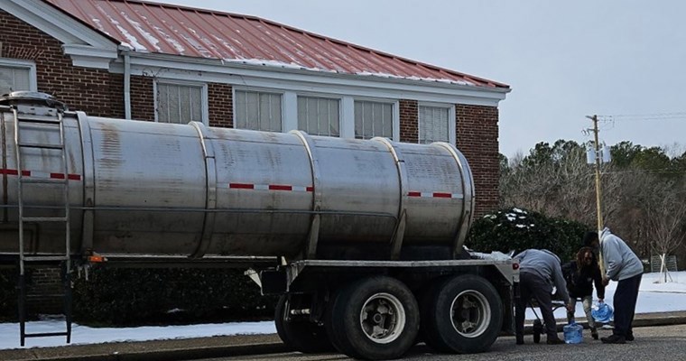 VADOC employees filling water from water tank in an effort to help the City of Richmond in water crisis.